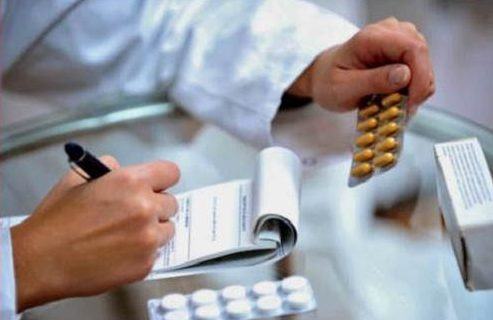 bác sĩ kê thuốc giảm đau