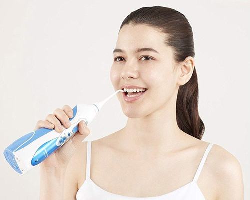 sử dụng tăm nước vệ sinh răng