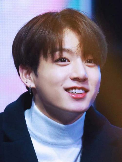 ungkook (BTS) với vẻ ngoài điển trai sở hữu dáng răng thỏ tự nhiên 