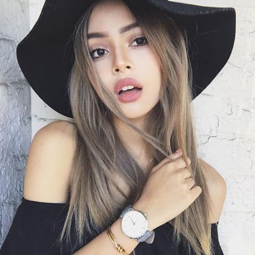 Hot girl đình đám mang 2 dòng máu Áo và Philippines cũng sở hữu dáng răng thỏ cute